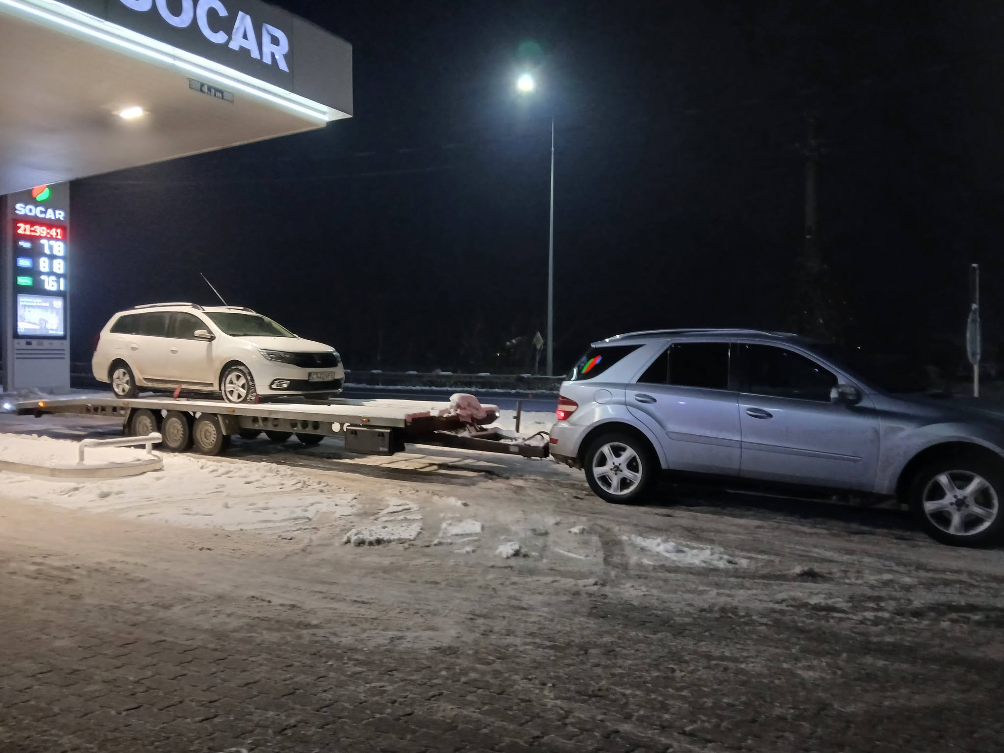 Transportul unui autoturism pe platformă, seara